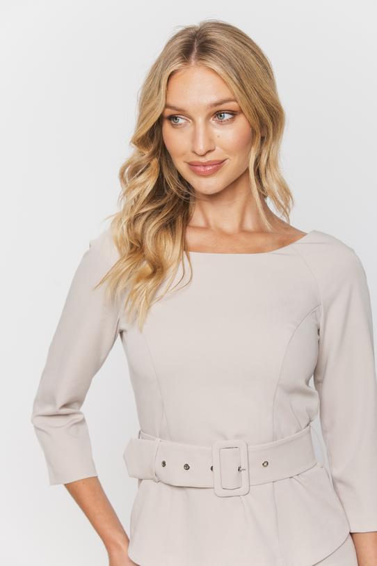 Wizytowa beżowa bluzka z paskiem i dekoltem łódka - 4