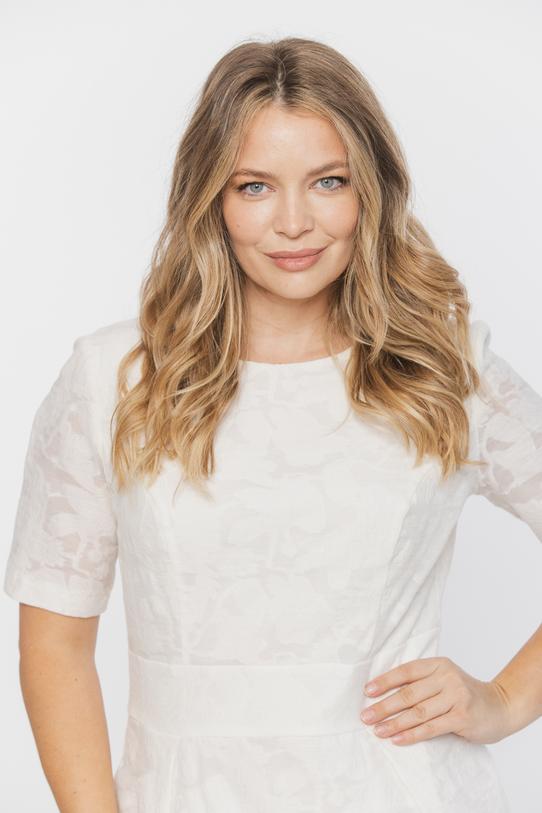 Wizytowa sukienka ecru o tulipanowym kroju - 4