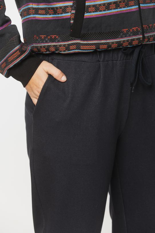 Wygodne spodnie z granatowej dzianiny bawełnianej - 4