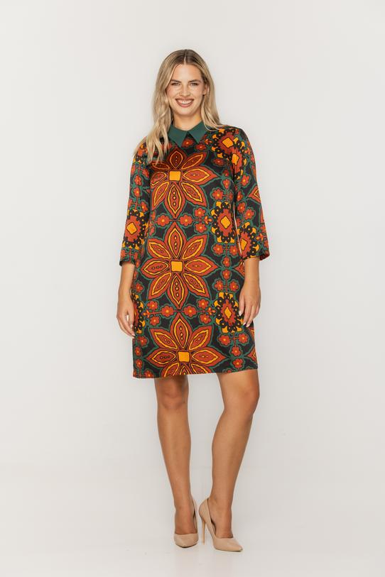 Wzorzysta sukienka w stylu retro z kołnierzykiem