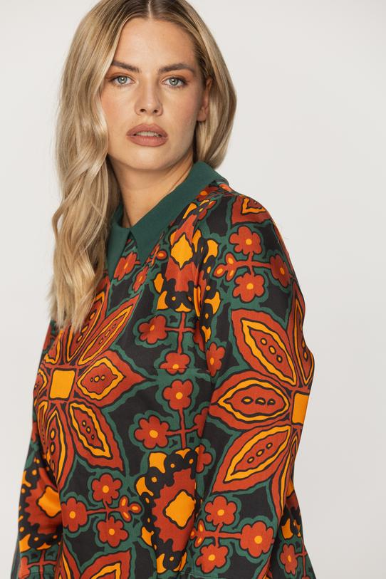 Wzorzysta sukienka w stylu retro z kołnierzykiem