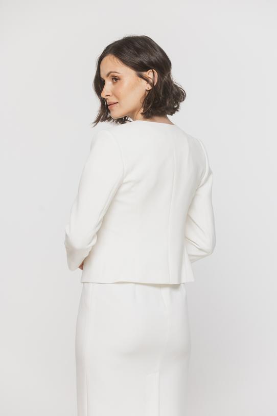 Żakiet ecru z zapięciem na haftkę i rękawem 7/8 - 4