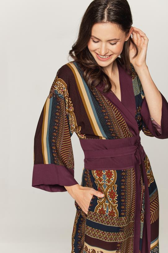 Zakładane kimono wiązane w pasie