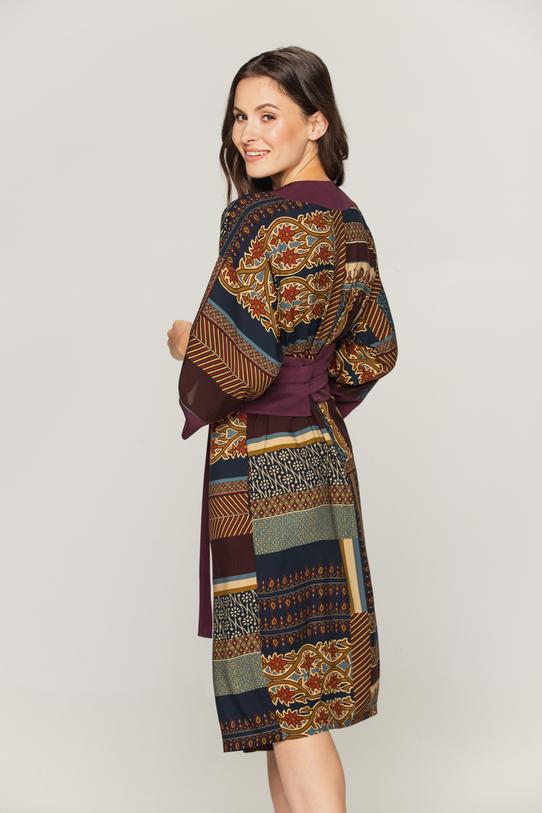 Zakładane kimono wiązane w pasie