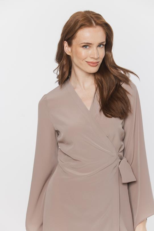 Zwiewna kobieca sukienka z rozszerzanym rękawem - 4