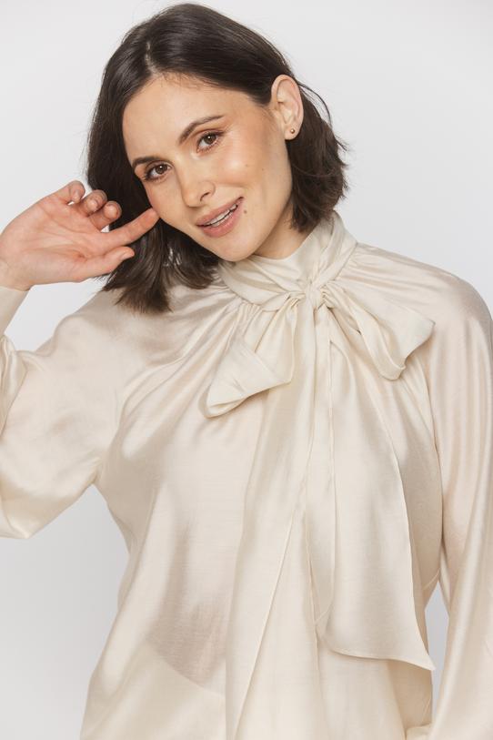 Zwiewna kremowa koszula z bufiastym rękawem - 4