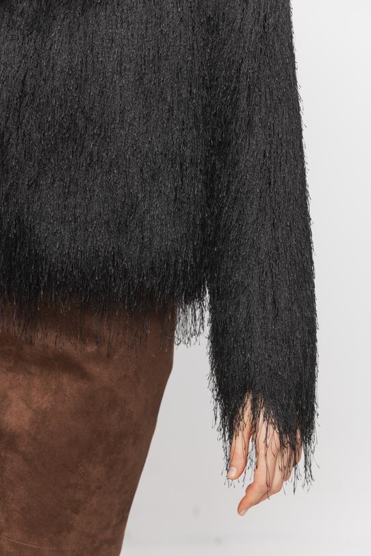 Zwiewna narzutka z efektownymi frędzlami w kolorze czarnym - 6