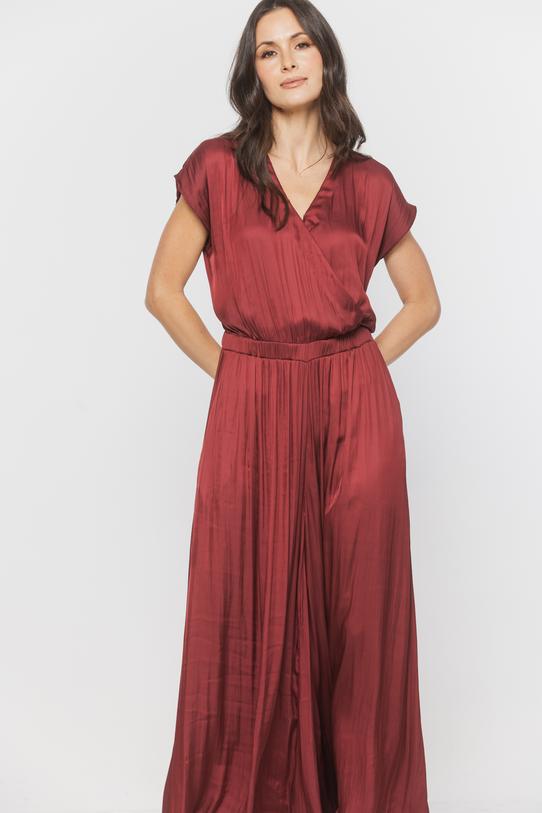 Zwiewny bordowy kombinezon z elastyczną talią i kopertowym dekoltem - 2