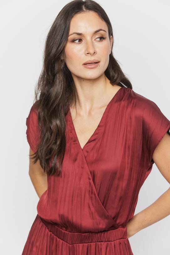 Zwiewny bordowy kombinezon z elastyczną talią i kopertowym dekoltem - 4