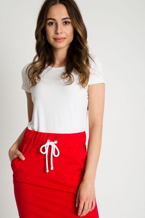 Krótka czerwona spódnica wiązana sznurem