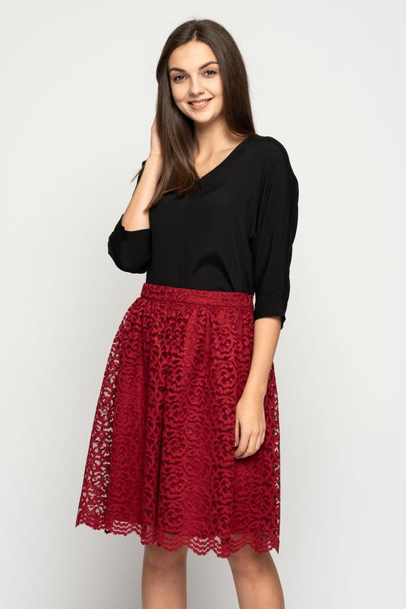 Koronkowa czerwona spódnica