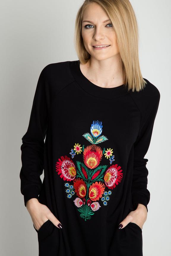 Dzianinowa sukienka z kolorowym haftem z przodu