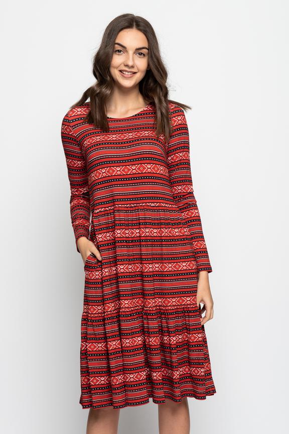 Sukienka z długim rękawem i falbanami