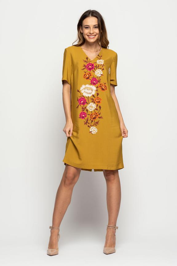 Dopasowana sukienka z krótkim rękawem z dekoltem w serek