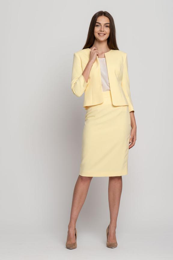 Krótki żółty żakiet zapinany na haftkę