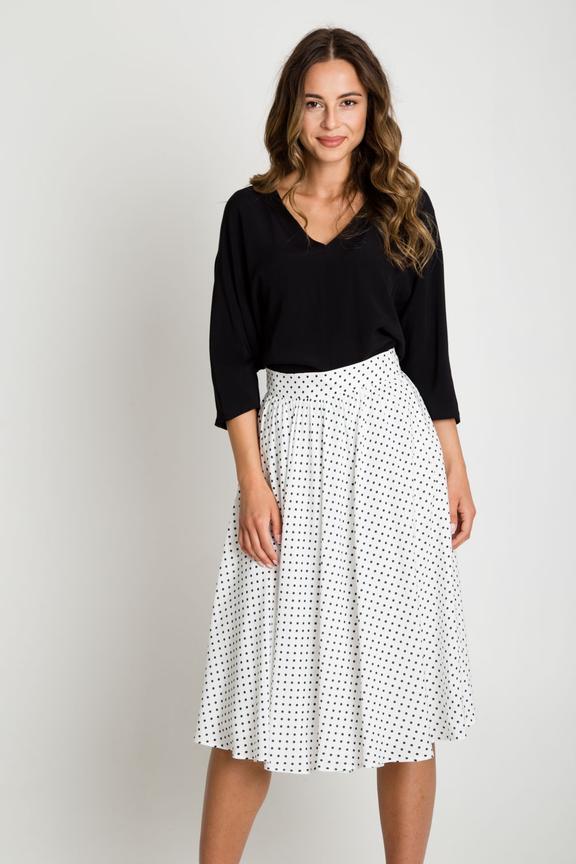 Rozkloszowana biała spódnica w groszki