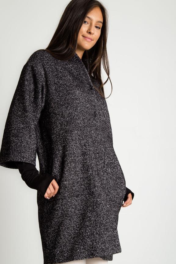 Luźny czarno-biały płaszcz