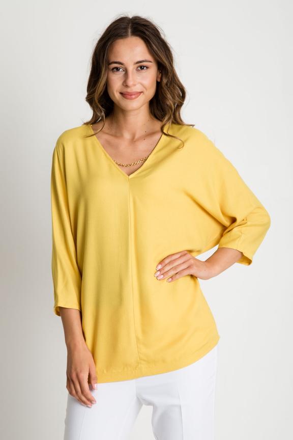 Luźna żółta bluzka z łańcuszkiem przy dekolcie