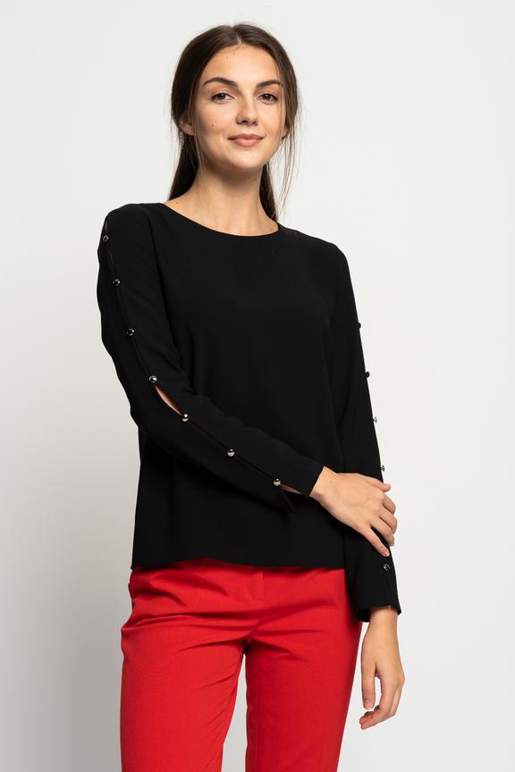 Czarna bluzka z ozdobnymi guzikami na rękawach
