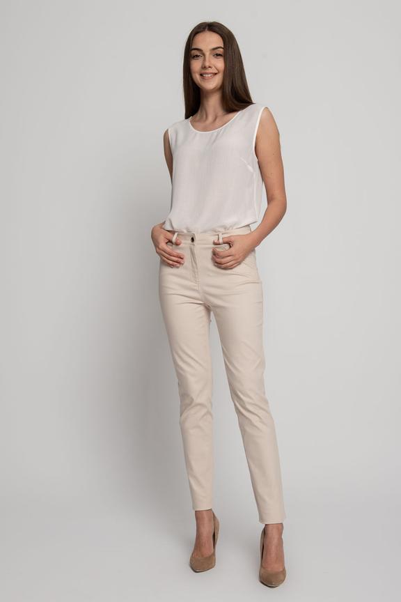 Dopasowane beżowe spodnie z kieszeniami
