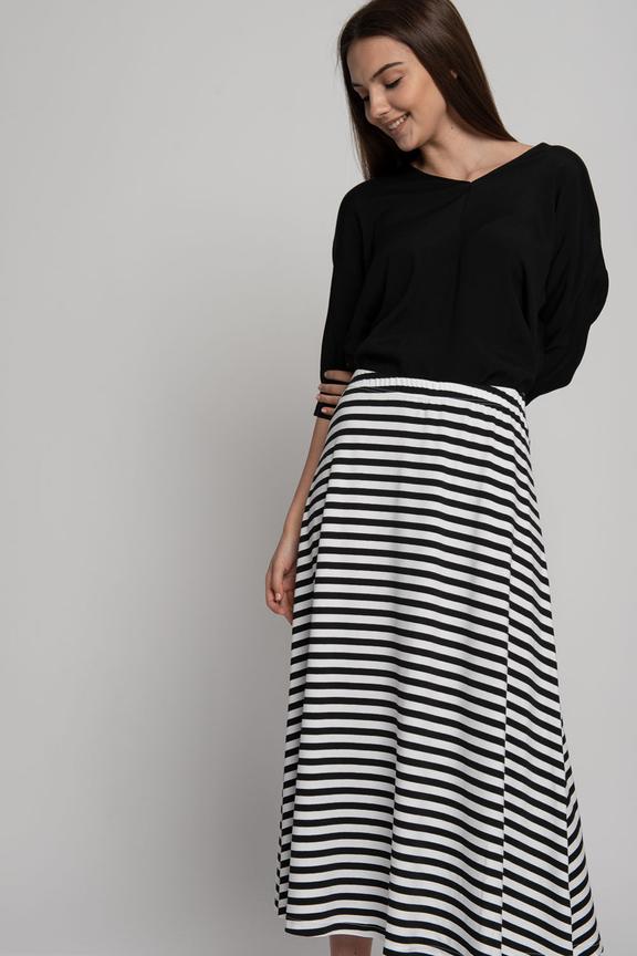 Rozkloszowana czarno-biała spódnica midi
