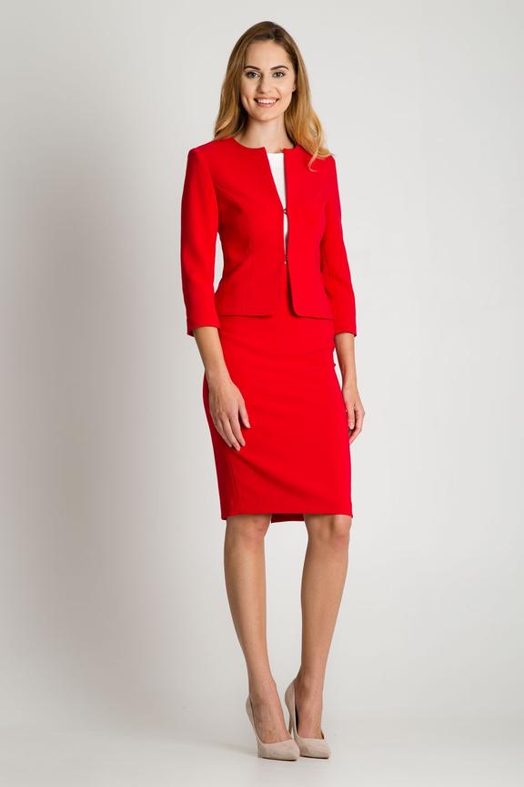 Krótki czerwony żakiet zapinany na haftkę