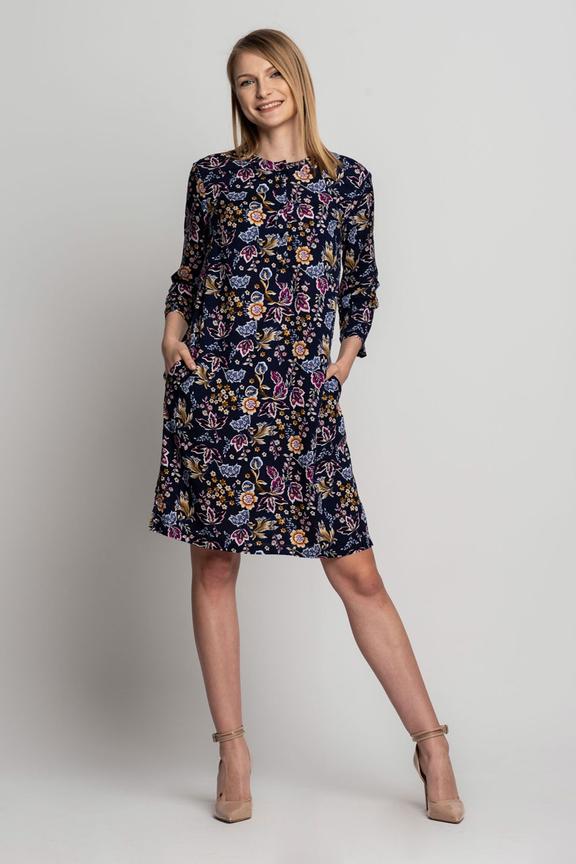 Sukienka z pęknięciem przy dekolcie i rękawem 3/4