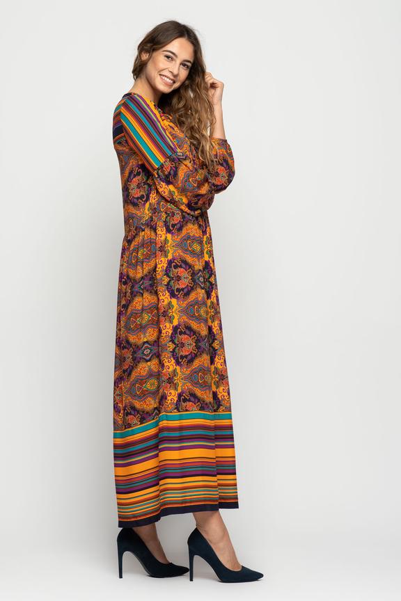 Długa sukienka w etnicze wzory