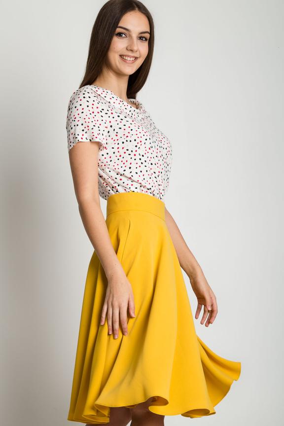 Żółta rozkloszowana spódnica