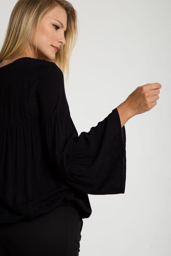 Czarna bluzka z szerokimi marszczonymi rękawami