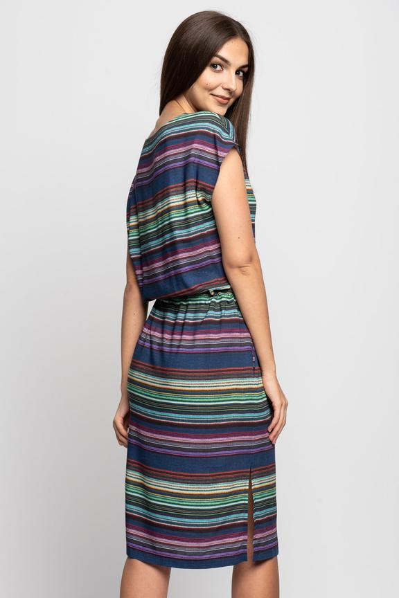 Luźna sukienka w paski z troczkiem w talii