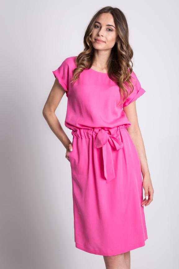 Różowa sukienka z krótkim rękawem