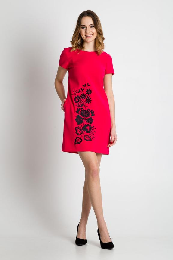 Różowa sukienka z krótkim rękawem