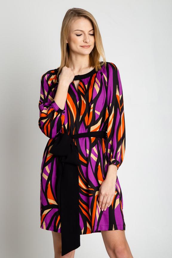 Sukienka we wzory wiązana szarfą w talii