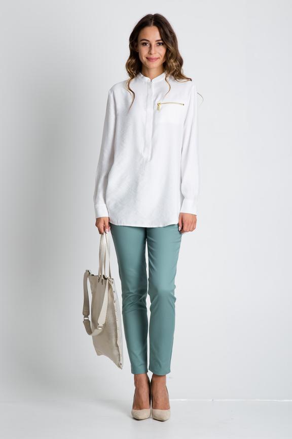 Biała luźna bluzka z długim rękawem