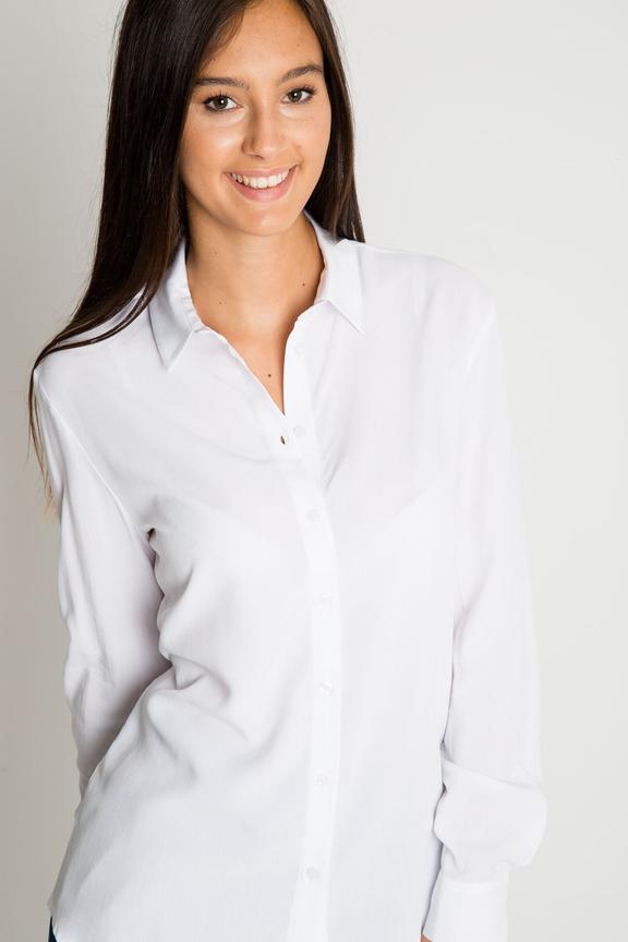 Biała koszula zapinana na guziki