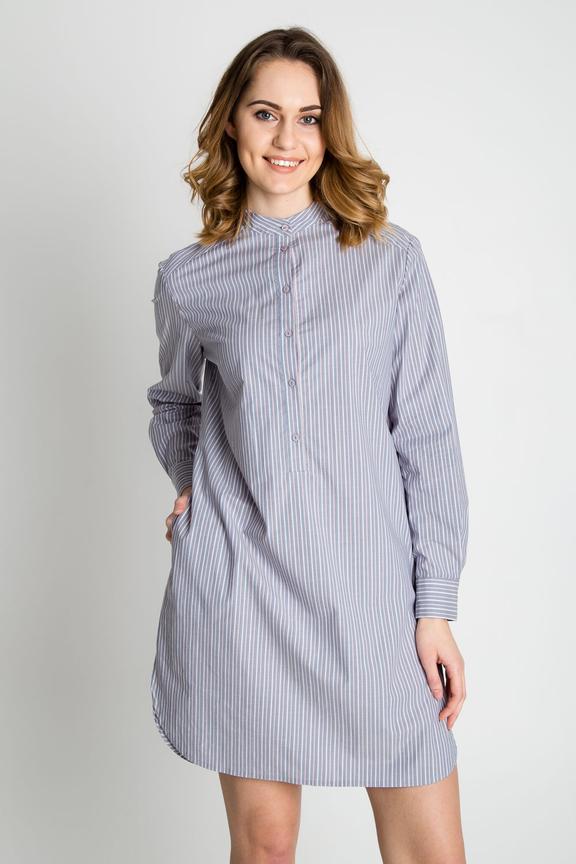 Niebieska sukienka zapinana na guziki