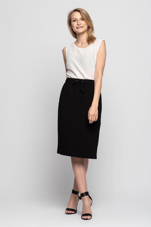 Ołówkowa czarna spódnica z troczkiem