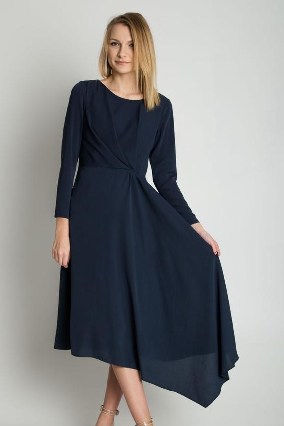 Sukienka z asymetryczny dołem