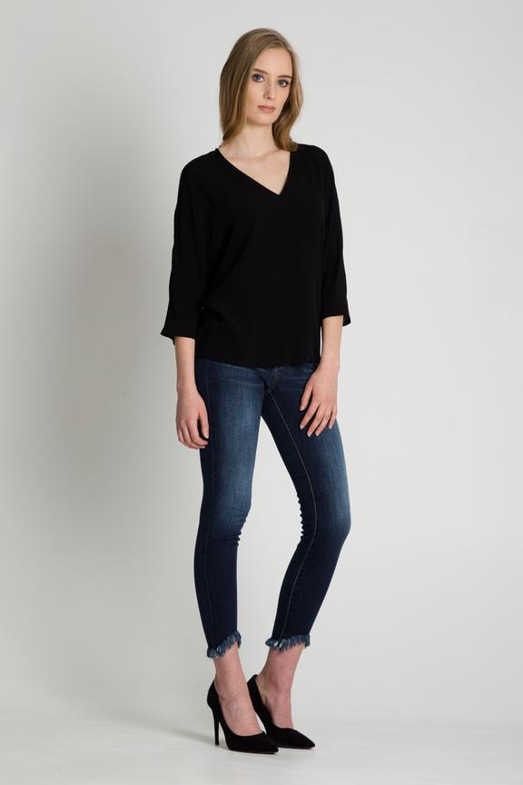 Czarna bluzka z dekoltem w literkę V