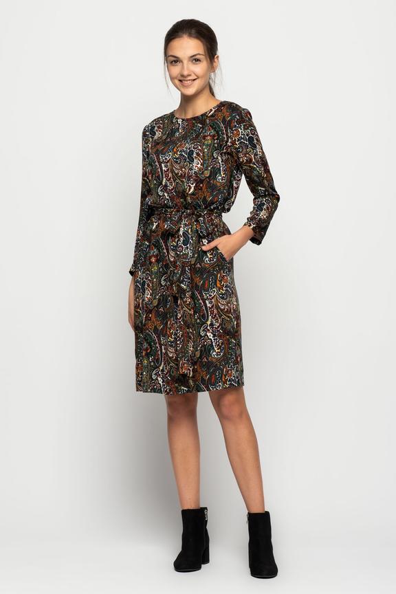 Sukienka w etniczny wzór wiązana w pasie