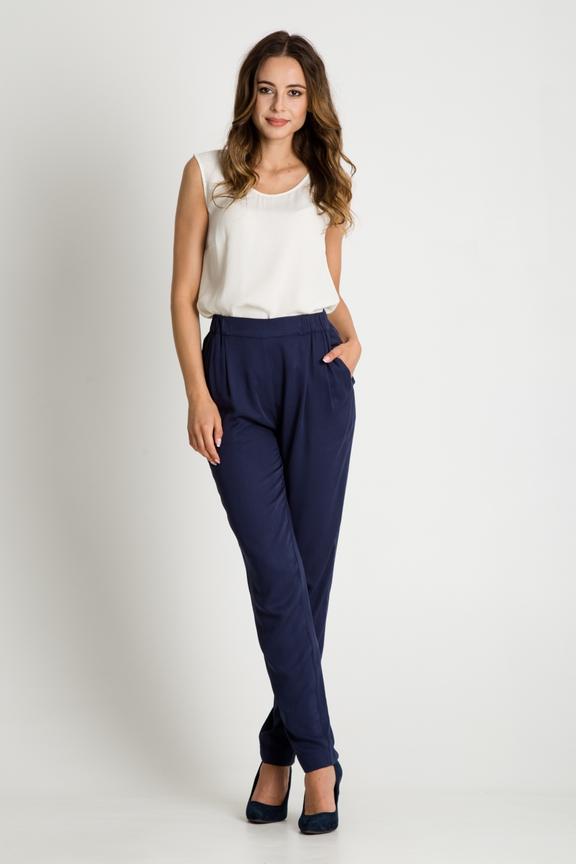 Granatowe spodnie z kieszeniami i wysokim stanem.