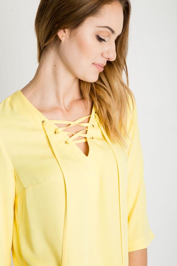 Luźna żółta bluzka z wiązaniem przy dekolcie