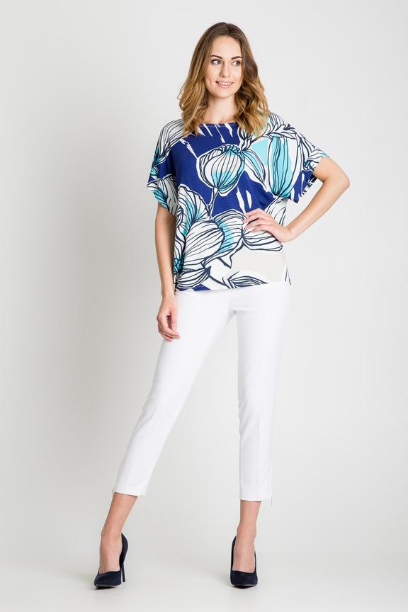 Niebieska wzorzysta bluzka typu nietoperz