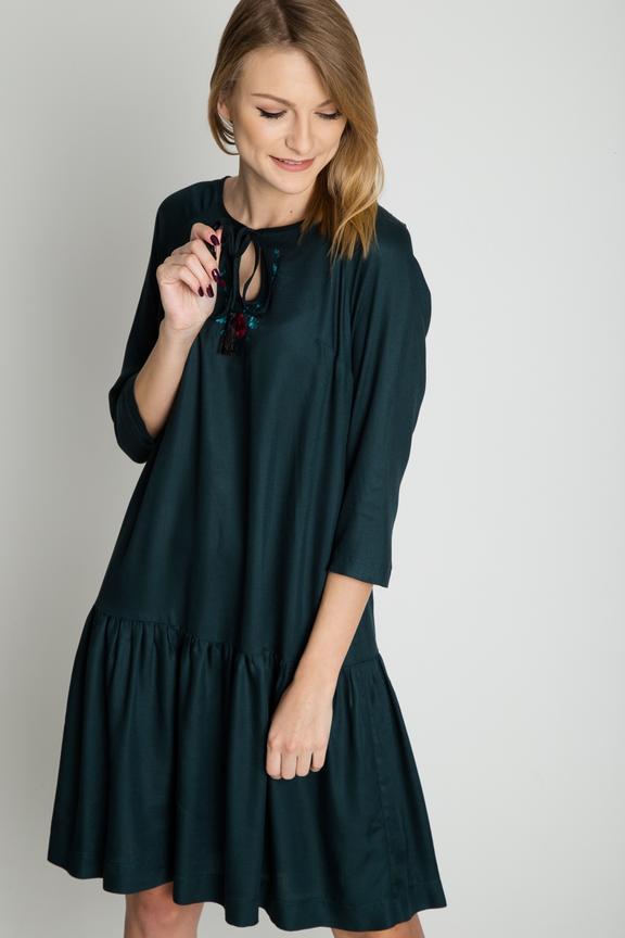 Sukienka midi z szeroką falbaną i wiązaniem przy dekolcie