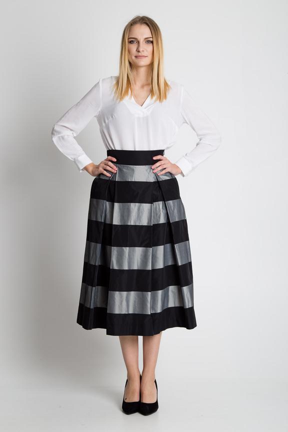 Rozkloszowana spódnica w pasy