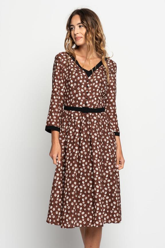 Odcinana sukienka z paskiem i guziczkami z przodu