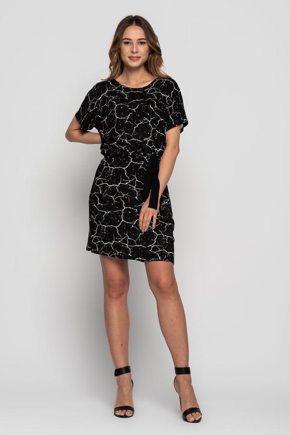 Czarna dzianinowa sukienka w białe cienkie wzory