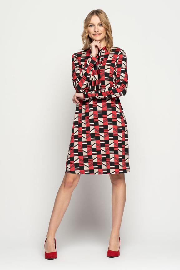 Dopasowana sukienka w geometryczne wzory