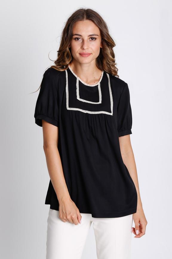 Luźna bluzka z naszytą koronką